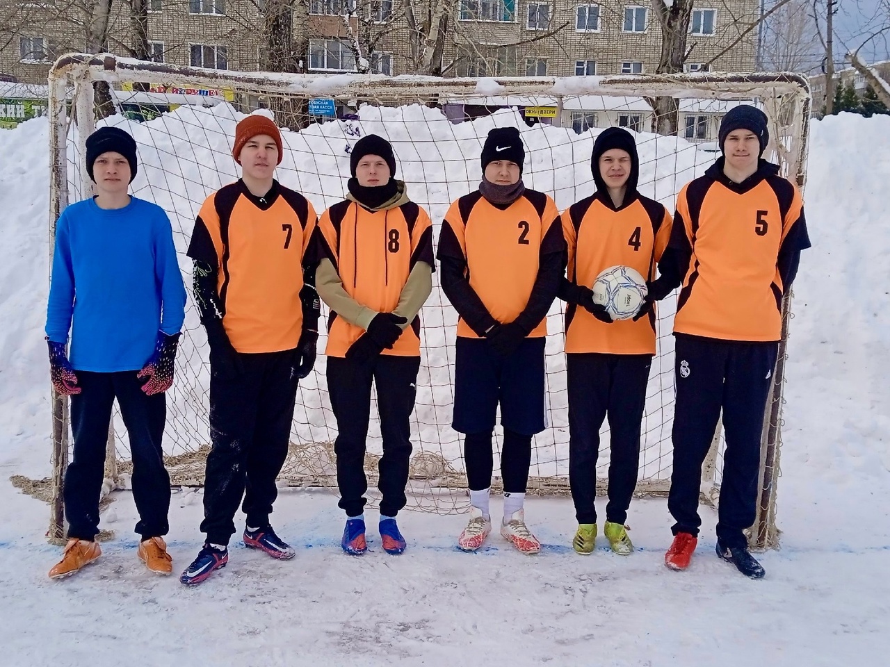 Первенство Омутнинского района по футболу на снегу.